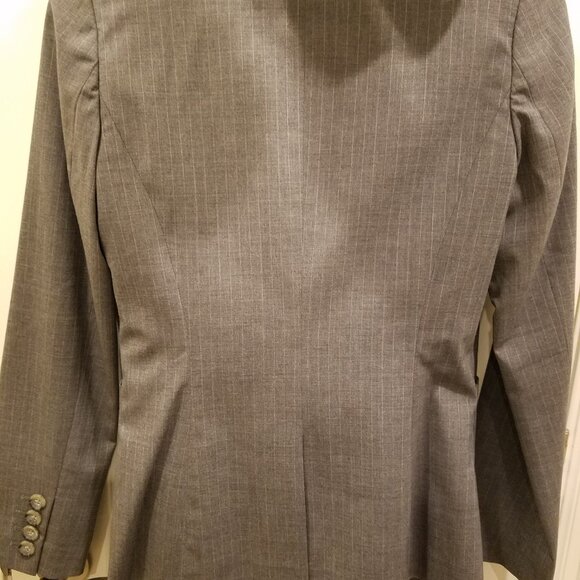 Banana Republic ladies pant suit in size 0 with a blazer in size 2. - Picture 3 of 7